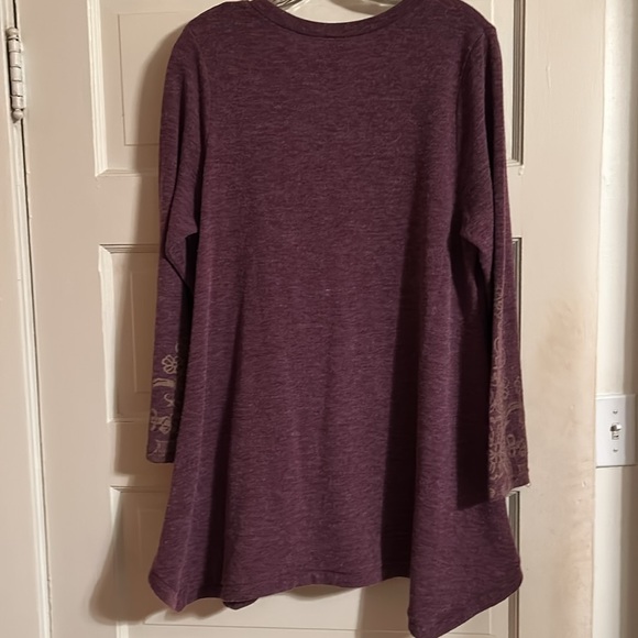 Large purple sweater with gorgeous design on sleeves and around the bottom - Picture 2 of 5